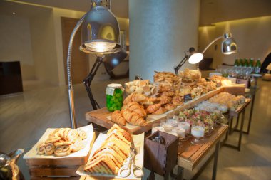 Kahvaltı büfesi. Taze hamur işi, gevrek sabah kruvasanı, otelde kahvaltı. Masa lambası .