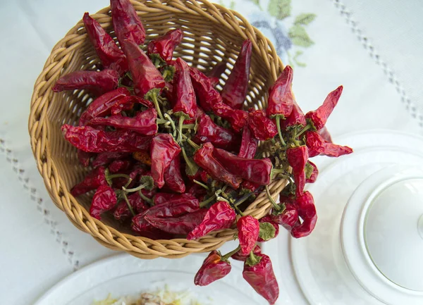 Red Dry Pepper Tradycyjnym Koszu Miska Białej Soli Ceramicznej Pieprzu — Zdjęcie stockowe