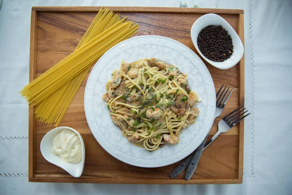 Delicious Spaghetti Wooden Tray Mushrooms Spaghetti White Plate Raw Spaghetti — Stock Photo, Image