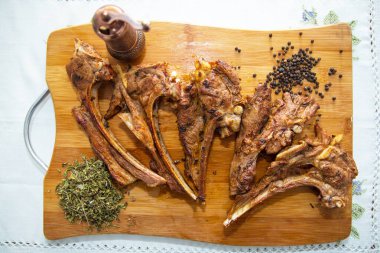 Antrikot kebabı. Tahta üzerinde Azeri Ulusal Antrikot Kebabı. Satureja 'yı kurut. Kurutulmuş baharat Satureja Hortensis. Bakır biber tabağı