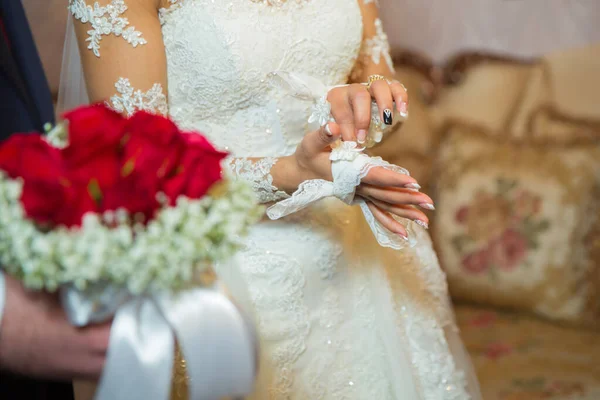 新娘把手帕放在手上 新郎把手帕绑在新娘的手上 — 图库照片