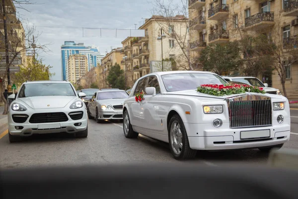 Баку Азербайджан 2017 Белые Роскошные Автомобили Паркуются Элитном Районе Рядом — стоковое фото