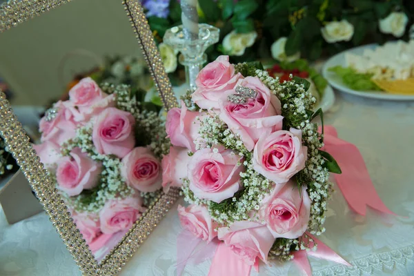 Roze Verlovingsboeket Roze Lint Pink Verlovingsbloemen Witte Tafel Spiegel Van — Stockfoto