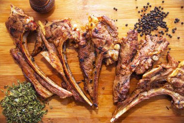 Antrikot kebabı. Tahta üzerinde Azeri Ulusal Antrikot Kebabı. Satureja 'yı kurut. Kurutulmuş baharat Satureja Hortensis. Bakır biber tabağı