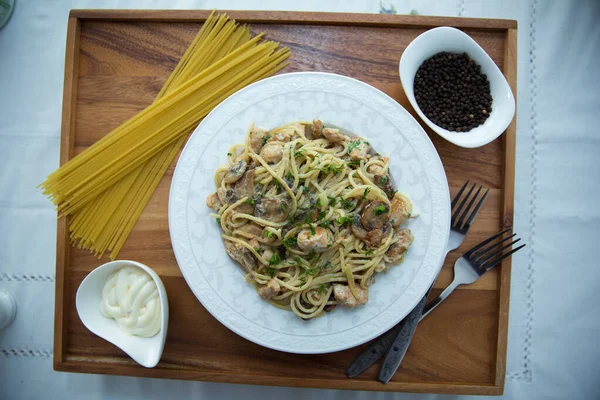 Delicious Spaghetti Wooden Tray Mushrooms Spaghetti White Plate Raw Spaghetti — Stock Photo, Image