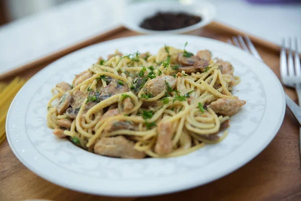 Delicious Spaghetti Wooden Tray Mushrooms Spaghetti White Plate Raw Spaghetti — Stock Photo, Image