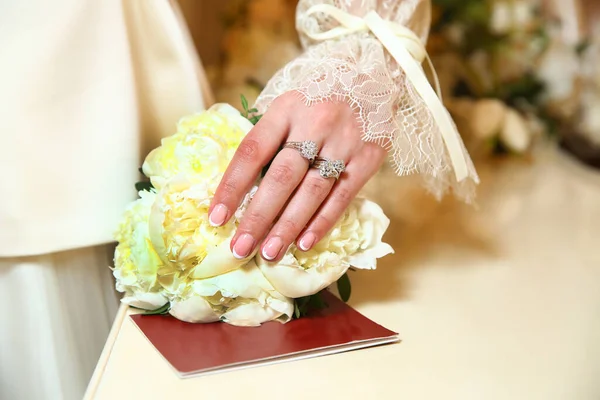 Невеста Положила Руку Букет Белых Цветов Свадьбе Руке Невесты Появляется — стоковое фото
