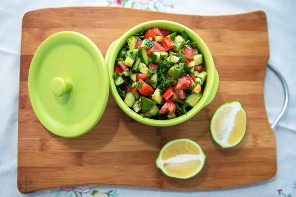 Salada Legumes Frescos Com Tomate Pepino Cebola Verde Tábua Corte — Fotografia de Stock