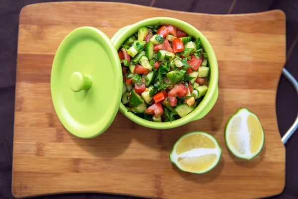 Salada Legumes Frescos Com Tomate Pepino Cebola Verde Tábua Corte — Fotografia de Stock