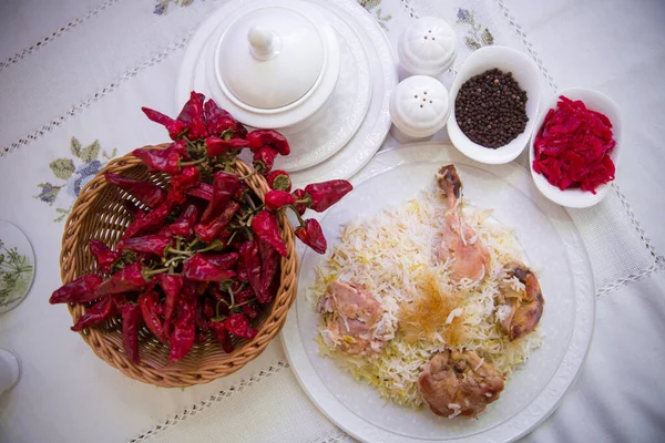 Pimienta Seca Roja Cesta Tradicional Tazón Sal Cerámica Blanca Pimienta — Foto de Stock