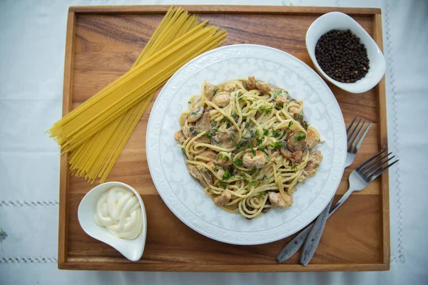 Delicious Spaghetti Wooden Tray Mushrooms Spaghetti White Plate Raw Spaghetti — Stock Photo, Image