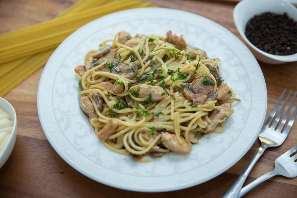 Delicious Spaghetti Wooden Tray Mushrooms Spaghetti White Plate Raw Spaghetti — Stock Photo, Image