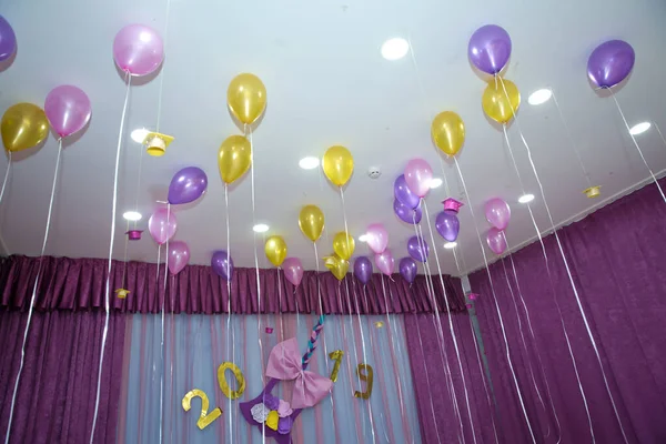 Кулі Гелію Рожеві Жовті Фіолетові Кульки Плавають Білій Стелі Кімнаті — стокове фото