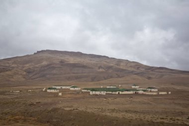 Büyük sarı kum, çöl ve mavi gökyüzü. Doğa. Çöl-dağ arazisi. Bir sürü beyaz bulutlu mavi gökyüzü. Azerbaycan 'la çöl ve dağ manzarası. Beyaz bulutlu çöl ve mavi gökyüzü. Çiftlik