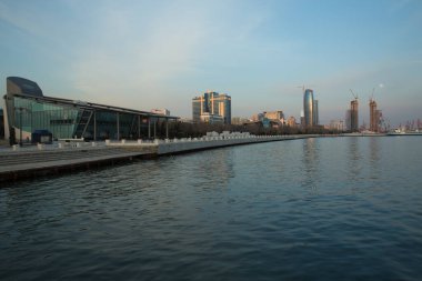 Bakü 'deki Hazar Denizi kıyısında. Bakü 'deki Hazar Denizi' nin panoramik manzarası. Bakü 'nün panoramik manzarası, Azerbaycan, tarihi ve modern mimari ile gökyüzü. Bir kuş bakışı..
