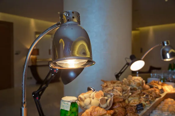 Ontbijtbuffet Vers Gebak Krokante Croissants Ontbijt Het Hotel Tafellamp — Stockfoto