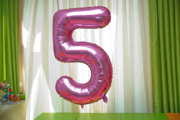 Eine Mit Voller Zahlenfolge Rosa Zahl Aus Aufblasbarem Ballon Isoliert — Stockfoto
