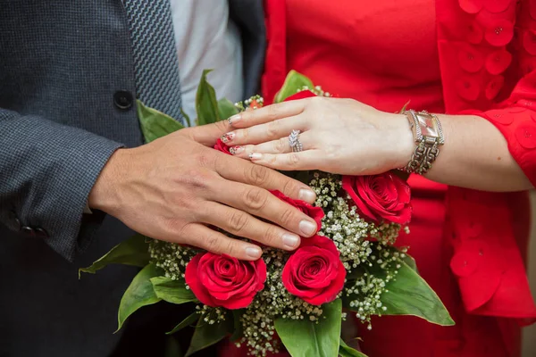 Novia Novio Con Anillos Oro Compromiso Poner Sus Manos Anillos —  Fotos de Stock