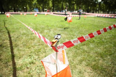 Azerbaycan, Ismayilli 26.08.2016: Açık hava koordinasyon noktası etkinliği. Bir oryanteering hattı. Prizma ve komposteri kontrol et. Seyrüsefer ekipmanları.