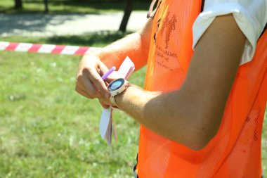 Azerbaycan, Ismayilli 26.08.2016: Açık hava koordinasyon noktası etkinliği. Bir oryanteering hattı. Prizma ve komposteri kontrol et. Navigasyon ekipmanları. Yargıçlar saate bakın.