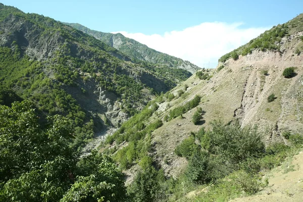 アゼルバイジャン ラシック イスマイリ 2016年 アゼルバイジャンのイスマーイリ地方のラシック村につながる山岳道路 — ストック写真