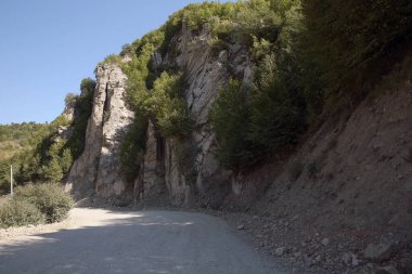 Azerbaycan. Lahic, Ismayilli. - 26.08. 2016 yılı. Azerbaycan 'ın İsmayilli bölgesindeki Lahiç köyüne giden dağlık yol. Dağlar Kayalar