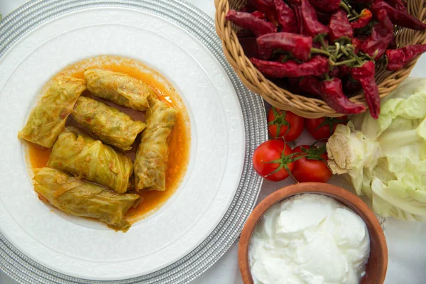 Yogurt Brown Bowl Meat Stuffed Cabbage Leaves Stewed Tomato Sauce — Stock Photo, Image