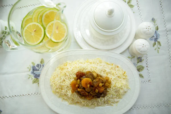 Ryż Białym Talerzu Kawałek Cytryny Miska Białej Soli Ceramicznej Pieprzu — Zdjęcie stockowe