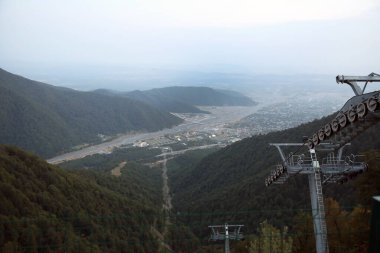 Tufandag Kablolu Araba. Gabala Tufandag Dağı. Tufandag kayak merkezindeki teleferik istasyonu. Gabala Azerbaycan. Kabinin üst görüntüsü. Gabala 'nın tepesinden.