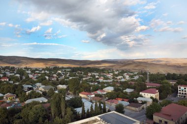 Shamakhi bölgesinin yukarısından bak. Evlerin manzarası açık. Shemakhy, Azerbaycan 'a geniş açılı panoramik görüş. 01.05.2018