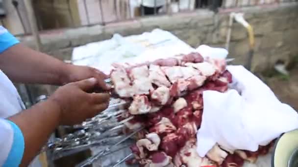 Χέρια Ενός Άντρα Περιστρέφουν Σουβλάκια Σις Κεμπάπ Χοιρινό Αρνίσιο Κρέας — Αρχείο Βίντεο
