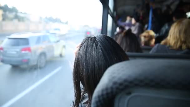 Pessoas Sentadas Ônibus Confortável Foco Seletivo Fundo Embaçado Principais Passageiros — Vídeo de Stock