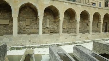 Eski Şehirdeki atari salonu ve dini mezarlık (Icheri Sheher) - UNESCO Dünya Mirası Alanı. Bakü, Azerbaycan: Eski kentteki atari salonu ve dini mezarlık, Bakü 'nün tarihi merkezi Icheri Sheher. UNESCO 'nun Dünya Mirası Sitesi