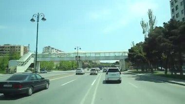Havaalanına giden yol. Asfalt yolu. Otobüsten yol manzarası. Bakü yolunda trafik vardı. Azerbaycan Bakü. 06.05.2019 .