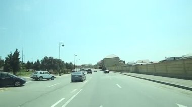 Havaalanına giden yol. Asfalt yolu. Otobüsten yol manzarası. Bakü yolunda trafik vardı. Azerbaycan Bakü. 06.05.2019 .