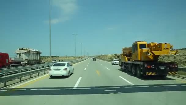 去机场的路柏油路 从公共汽车上看到的路 前往巴库途中的公路交通 阿塞拜疆巴库 2019 — 图库视频影像