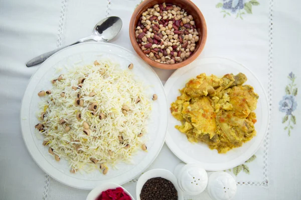 Beyaz Tabakta Şah Pilav Pide Içinde Khan Pilavı Kuru Fasulye — Stok fotoğraf