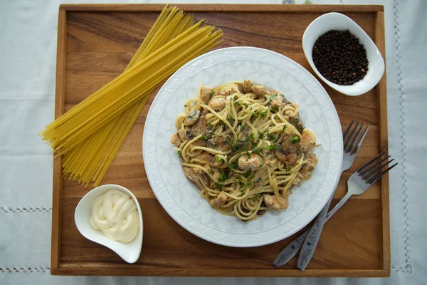 Delicious Spaghetti Wooden Tray Mushrooms Spaghetti White Plate Raw Spaghetti — Stock Photo, Image