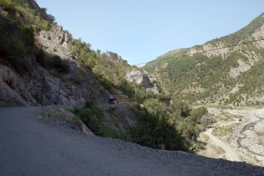 Azerbaycan. Lahic, Ismayilli. - 26.08. 2016 yılı. Azerbaycan 'ın İsmayilli bölgesindeki Lahiç köyüne giden dağlık yol, arabayla.