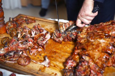 Barbekü kuzu etinden ya da koyun etinden yapılır ve slasher tarafından işlenir. Antrikot ve patates kebabı ahşap. Geleneksel Azerbaycan usulü ızgara kuzu eti pişiriyor.