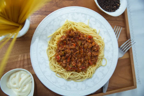 Bandeja Madeira Espaguete Delicioso Espaguete Bolonhesa Com Carne Picada Cebola — Fotografia de Stock