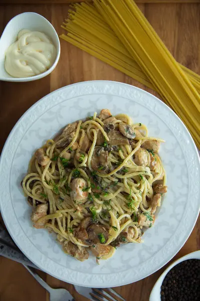 Delicious Spaghetti Wooden Tray Mushrooms Spaghetti White Plate Raw Spaghetti — Stock Photo, Image