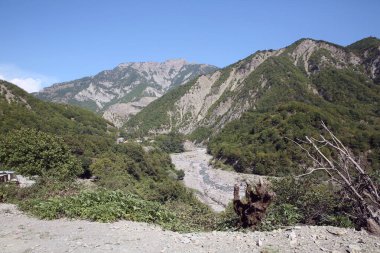 Azerbaycan. Lahic, Ismayilli. 26.08. 2016 yılı. Azerbaycan 'ın İsmayilli bölgesindeki Lahiç köyüne giden dağlık yol. Dağların manzarası Babadag, yol ve çamurlu bir nehir Girdimanchay Lahij