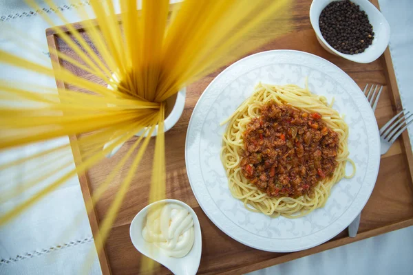 Delicious Spaghetti Wooden Tray Spaghetti Bolognese Minced Beef Onion Chopped — Stock Photo, Image