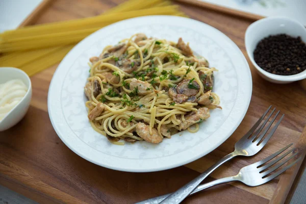 Delicious Spaghetti Wooden Tray Mushrooms Spaghetti White Plate Raw Spaghetti — Stock Photo, Image