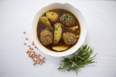 Geleneksel Azerbaycan Kufta bozbat çorbası - kuzu köfteli bezelye çorbası, kıyma ve pirinçten yapılmış, içinde lezzetli kurutulmuş erik ve haşlanmış patates. Bezelye, Tarhun