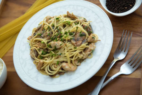 Delicious Spaghetti Wooden Tray Mushrooms Spaghetti White Plate Raw Spaghetti — Stock Photo, Image