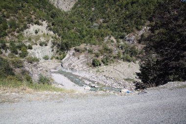 Azerbaycan. Lahic, Ismayilli. 26.08. 2016 yılı. Azerbaycan 'ın İsmayilli bölgesindeki Lahiç köyüne giden dağlık yol. Dağların manzarası Babadag, yol ve çamurlu bir nehir Girdimanchay Lahij