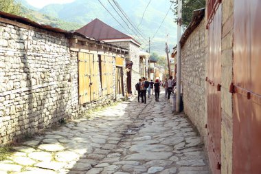 Ismayilli, Azerbaycan. 01.05.2018. Lahij 'in ana caddesi, tarihi binalarda bir kasaba. Lahiç, Azerbaycan 'ın kuzeyinde küçük geleneksel bir köy. Turistler ve yerel halk sokakta.