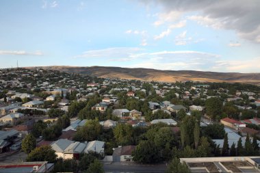 Shamakhi bölgesinin yukarısından bak. Evlerin manzarası açık. Shemakhy, Azerbaycan 'a geniş açılı panoramik görüş. 01.05.2018